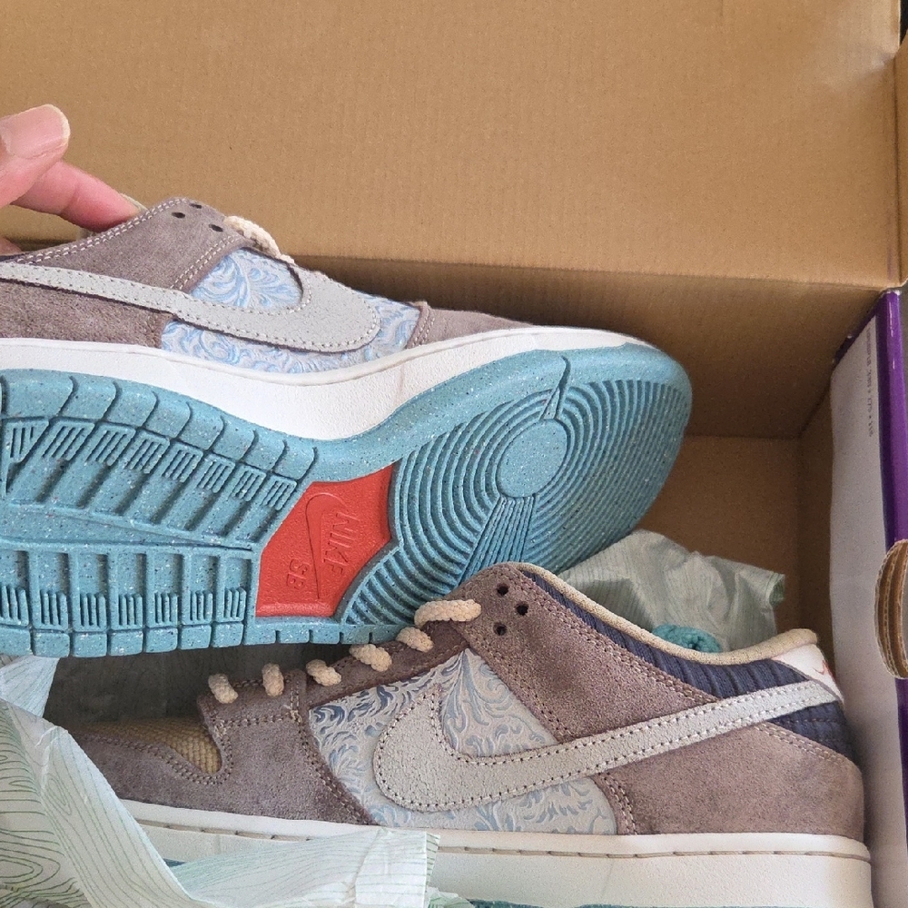 Nike SB Dunk Low in Tan and Blue - Picture 2 of 3